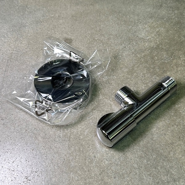 Вентиль Uni-Fitt LUX угловой 1/2" с отражателем, ручка металл, хром