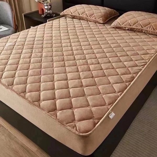 Наматрасник стеганый SANTFAIR с наволочками 160*200см